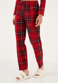 LELA REGULAR FIT - Pidžaamakomplekt - red black