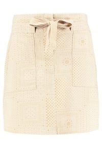Falda beige con cintura ajustable, que presenta un patrón texturizado de puntos y cuadrados, dos bolsillos frontales y un corte recto.