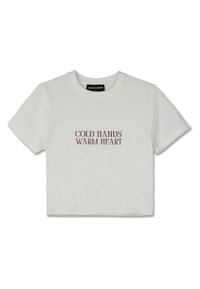 Balta īsā T-kreklus ar īsām piedurknēm, kurā ir bordo krāsā teksts "AUKSTAS ROKAS SILTA SIRDS" izteiksmīgā serif fontā.