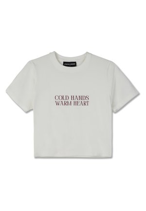 Άσπρο κοντό μπλουζάκι με κοντά μανίκια που διαθέτει μπορντό κείμενο που γράφει "ΚΡΥΕΣ ΧΕΙΡΕΣ ΖΕΣΤΗ ΚΑΡΔΙΑ" σε έντονη σερίφ γραμματοσειρά.