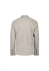 Lange mouwen shirt in lichtbeige stof, met een normale kraag, knopenmanchetten en een gladde textuur met een eenvoudige, onopgesmukte stijl.