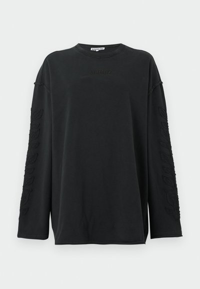 Μαύρο πουλόβερ με μακριά μανίκια, διακριτικά κεντημένα φύλλα κατά μήκος των μανικιών και μικρό ανάγλυφο όνομα μάρκας στο στήθος, λαιμόκοψη στρογγυλή.