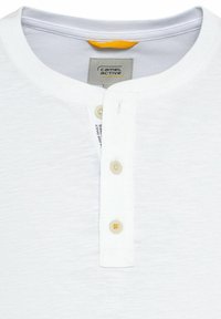 Hvid kortærmet henley skjorte med tre knapper, lavet af tekstureret stof, med rund halsudskæring og et lille orange accent indeni.