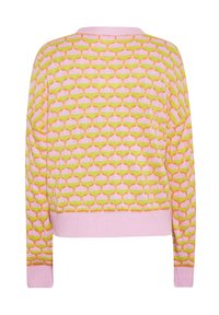 Rožinė megzta džemperis su geometriniu raštu geltonos ir oranžinės spalvų. Savybės: ilgomis rankovėmis ir puriu apatiniu kraštu. Užpakalinė pusė aiškiai atspindi dizainą.