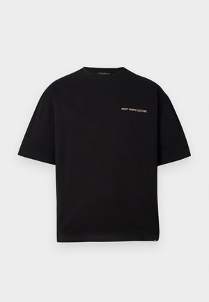 Zwarte korte mouwen t-shirt van katoen. Voorzien van gouden tekst "VERSCHWEND CULTURE NIET" op de voorkant. Klassiek ronde hals ontwerp.