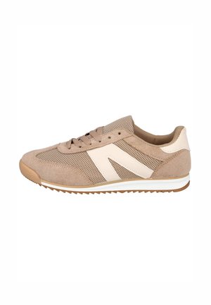 Zapatilla deportiva beige con materiales de malla y ante. Presenta un diseño de acento blanco, punta redonda y una suela de goma texturizada. Cierre con cordones.
