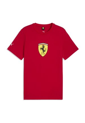 Rød t-shirt med korte ærmer med et gult Ferrari skjoldlogo og en sort galopperende hest på brystet samt et hvidt Puma-logo på ærmet og kraven.