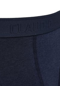 Mørkeblå stræk-jersey boxershorts med en tekstureret talje, hvor brandnavnet "CLAUDIO" er præget foran.