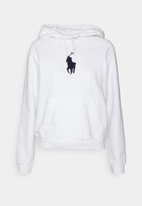 Vit huvtröja med känguruficka, ribbade ärmslut och en marinblå broderad polo-logotyp fram. Mjuk bomullsblandning.