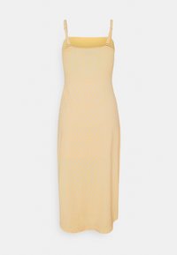 Geel midi-jurk met witte polka dots, verstelbare spaghetti bandjes en een rechte halslijn op een effen achtergrond.