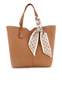 Bruine getextureerde totebag met twee leren handvatten en een patroonromige sjaal die aan een handvat is geknoopt voor accent.