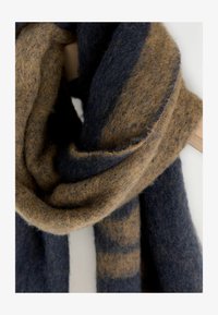 Seleccionado, navy camel slogan