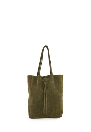 Sac fourre-tout en daim vert olive avec de longues poignées et un détail noué à l'avant, portant une étiquette "Venezia".