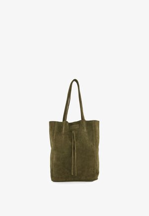 Wildleder-Shopper in olivgrün mit langen Henkeln und einer vorderen Schleifendeko, auf einem Aufnäher mit der Aufschrift "Venezia".