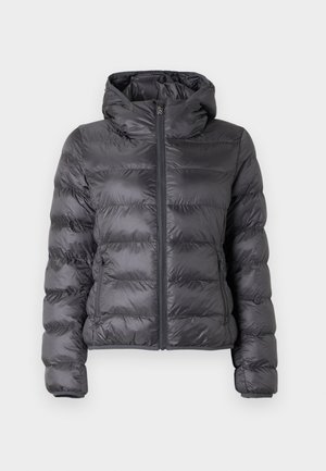 Grijze gewatteerde jas met horizontaal doorgestikt ontwerp, volledige rits en verstelbare capuchon. Soepele textuur met elastische manchetten en twee zijzakken.