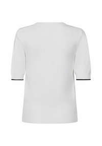 Vit stickad tröja med korta ärmar, med svart kant vid ärmsluten och en bred rund halsringning, som garanterar en avslappnad passform.