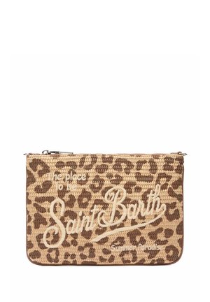 Bolsa con estampado de leopardo hecha de material tejido, con cierre de cremallera. El texto dice "Saint Barth" y "El lugar para estar" en colores contrastantes.