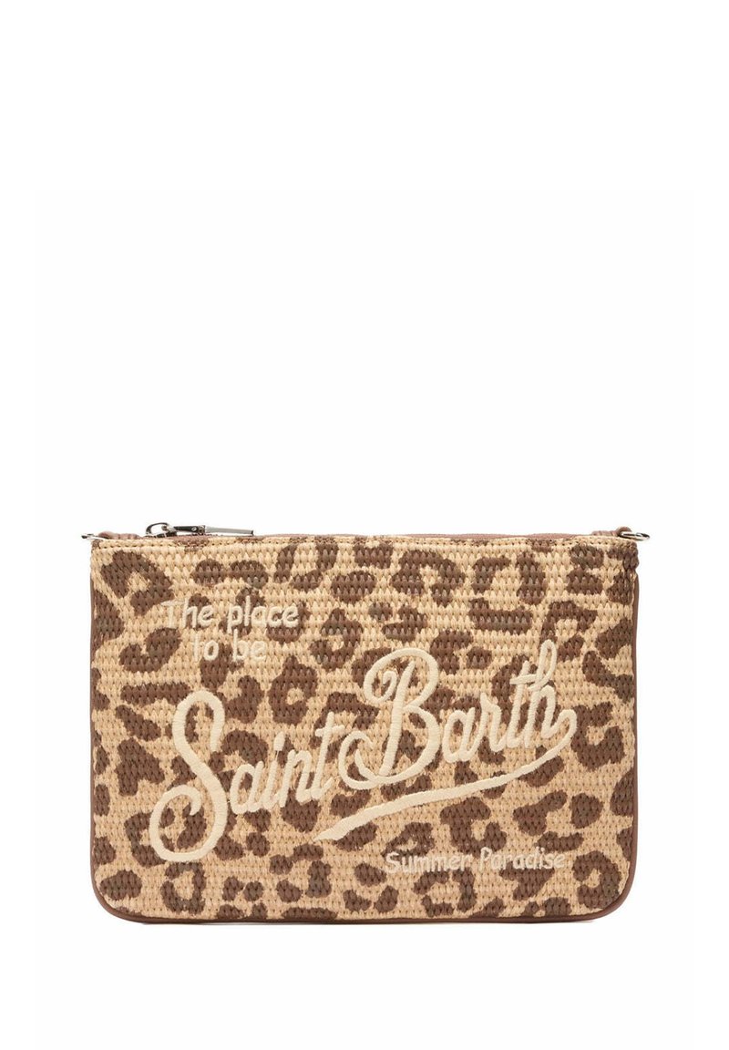 Bolsa con estampado de leopardo hecha de material tejido, con cierre de cremallera. El texto dice "Saint Barth" y "El lugar para estar" en colores contrastantes.