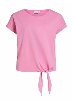 Różowa koszulka z krótkim rękawem wykonana z miękkiego materiału, z zaokrąglonym dekoltem i ozdobnym węzłem z boku przy krawędzi.