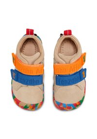 Beige Stoffschuhe mit blauen und orangefarbenen Klettverschlüssen, die eine bunte, blumenmusterte Sohle und eine rote Fersenschlaufe aufweisen. Glatte Textur auf der gesamten Oberfläche.