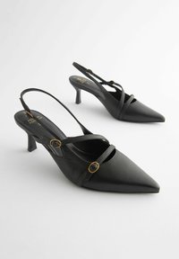 Melnas ādas slingback kurpes ar smailu purngalu, ar šķērssiksnām un zeltījuma akcentiem. 7,5 cm bloka papēdis.