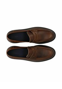 Bruine leren instappers met een gestructureerde afwerking, voorzien van een ronde neus, verhoogde stikseldetails en een zwarte rubberen zool. Geen zichtbare veters.