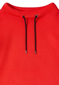 Punainen huppari korkealla kauluksessa, jossa on mustat narut ja metalliset päädyt. Sileä rakenne, jossa on tasainen värisuunnittelu.