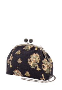 Czarna torebka kopertówka z wzorem smoka w złotym kolorze, srebrną metalową ramką i czarnymi zapięciami w kształcie kulki. Zawiera srebrny łańcuszek.