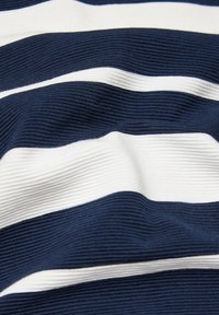 Marineblau und weiß gestreifter Stoff mit einer strukturierten, gerippten Musterung und sanften Falten.