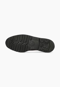 Semelle de chaussure en caoutchouc noir avec un motif de texture, comportant un logo circulaire et des rainures variées pour l'adhérence et la traction.