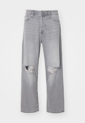 Lys grå denim jeans med høj talje, brede ben og slidte knæ-huller; klassisk fem-lomme design og metalknaplukning.
