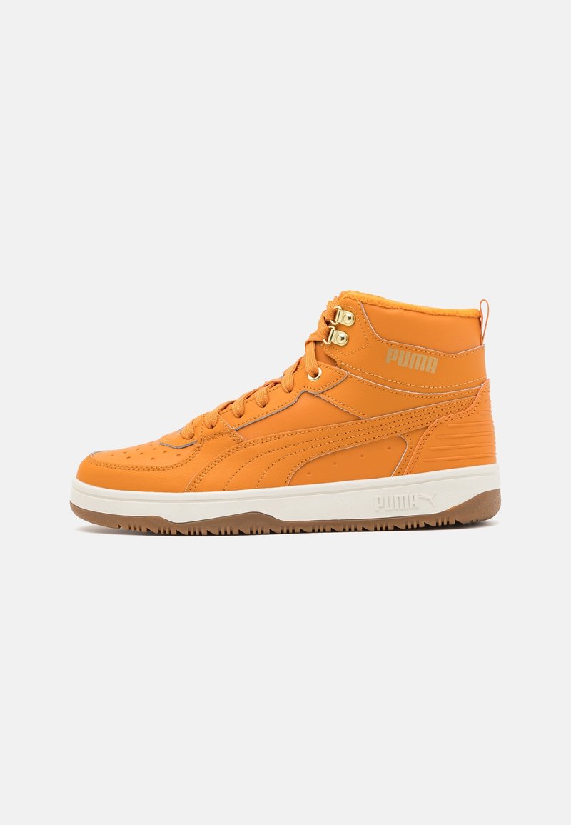 Baskets montantes orange Puma avec semelle blanche, lacets à l'avant, œillets dorés et semelle extérieure en caoutchouc texturée sur fond uni.