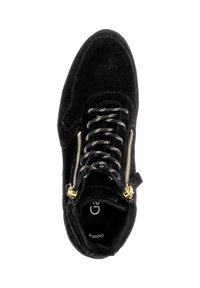 Bottine en suède noir avec un bout rond, des zips dorés et des lacets assortis. Présente une surface texturée et un col rembourré pour le confort.