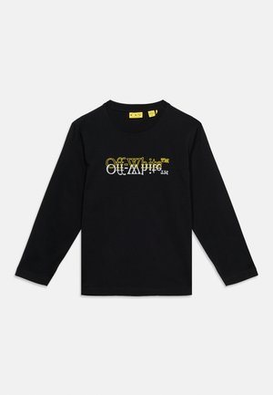 Μαύρο μακρυμάνικο πουκάμισο με επικαλυπτόμενο κίτρινο και λευκό λογότυπο κειμένου "Off-White™" στο στήθος, απεικονισμένο σε απλό ανοιχτό φόντο.