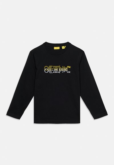 Μαύρο μακρυμάνικο πουκάμισο με επικαλυπτόμενο κίτρινο και λευκό λογότυπο κειμένου "Off-White™" στο στήθος, απεικονισμένο σε απλό ανοιχτό φόντο.