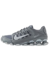 Šedá sportovní bota s vrchní částí z prodyšné síťoviny, syntetickými překryvy a výraznou polstrovanou podešví. Ozdobená logem swoosh a značkou "REAX".