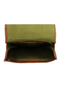 Unutrašnjost platnene torbe, s teksturiranim zelenim podstavljanjem i smeškom od smešnog kože. Sadrži zippered džep za organizaciju.