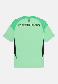 Maillot de football vert avec des accents noirs, manches courtes, et le texte "FC BAYERN MUNICH" au dos. Fabriqué en tissu respirant.