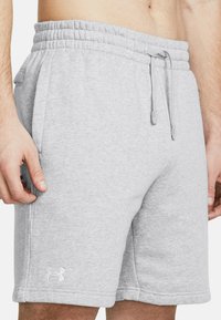 Grå shorts i bomullsblandning med elastisk midja, dragsko, sidofickor och broderad logotyp på nederkanten till vänster.