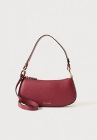 Czerwona skórzana torebka o fakturowanym wykończeniu, zaokrąglonym kształcie i krótkim uchwycie. Posiada złote okucia i regulowany pasek. Widoczna nazwa marki.
