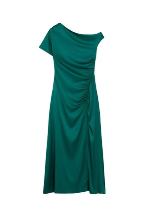 Vestido midi asimétrico color verde azulado con manga corta, detalle fruncido en un lado y falda fluida sobre fondo blanco.