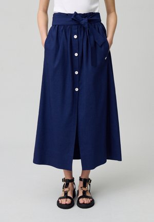 Gonna midi blu navy con vita plissettata, cintura in tessuto e chiusura con bottoni frontali; presenta due tasche laterali e una texture liscia.