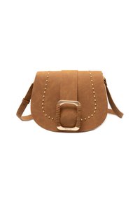 Brązowa torebka crossbody z faux skóry, z zaokrągloną klapą, detalami w postaci ćwieków oraz złotym zapięciem. W komplecie regulowany pasek.