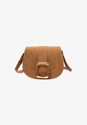 Brązowa torebka crossbody z faux skóry, z zaokrągloną klapą, detalami w postaci ćwieków oraz złotym zapięciem. W komplecie regulowany pasek.