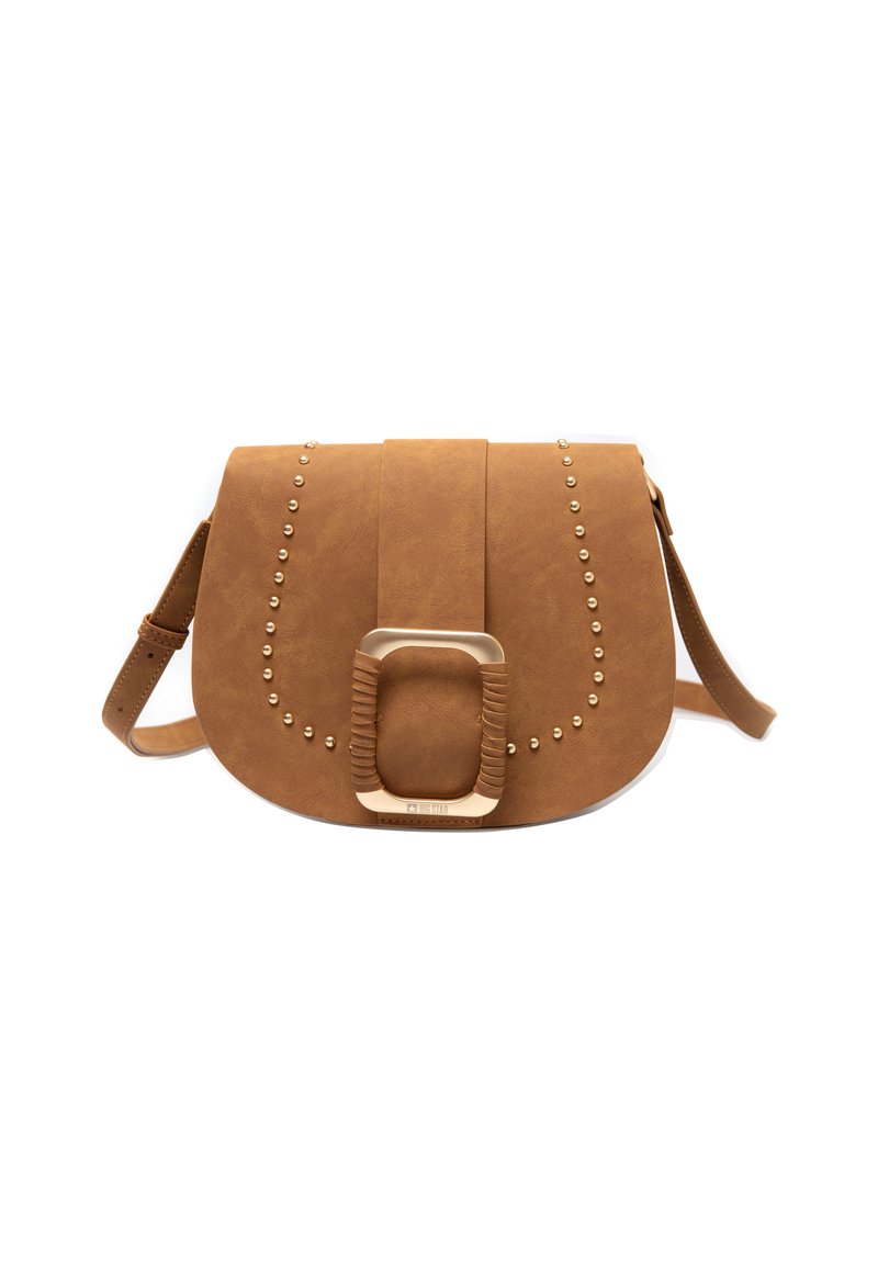 Brązowa torebka crossbody z faux skóry, z zaokrągloną klapą, detalami w postaci ćwieków oraz złotym zapięciem. W komplecie regulowany pasek.