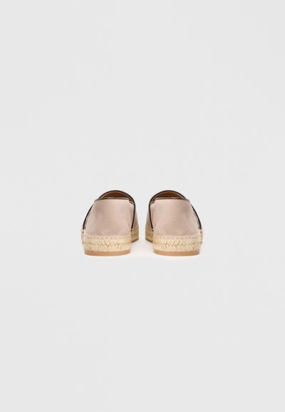 Pilki aksominiai espadriliai su natūraliu džutiniu padu, turintys apvalią noselę ir minimalistinį dizainą. Minkšta tekstūra ir paprasti siuvinėjimo detalės.