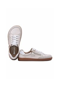 Baskets décontractées en cuir blanc avec semelles en caoutchouc marron, lacets blancs, fermeture éclair latérale et patch blanc au talon, vues de côté et de dessus.
