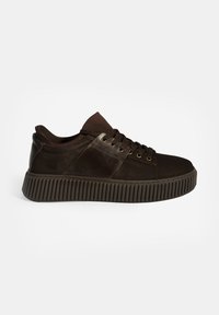 Dunkelbrauner Sneaker mit einem strukturierten Lederobermaterial, auffälligen Schnürsenkeln und einer dicken gerippten Sohle. Verfügt über goldene Ösen und einen gepolsterten Schaft.