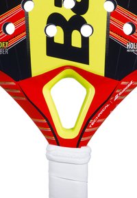 Paddle med et gult og rødt design, med et diamantformet hul nær grebet, glat greb og logo detaljer.