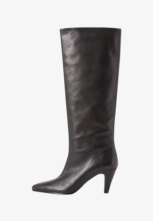 Botas de cuero negras hasta la rodilla con una textura suave, puntera puntiaguda y un tacón delgado, que presentan un diseño elegante y ajustado.